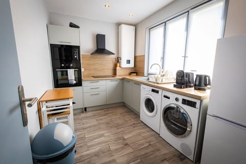 Standard Twin Room | Living area | Flat-screen TV, books