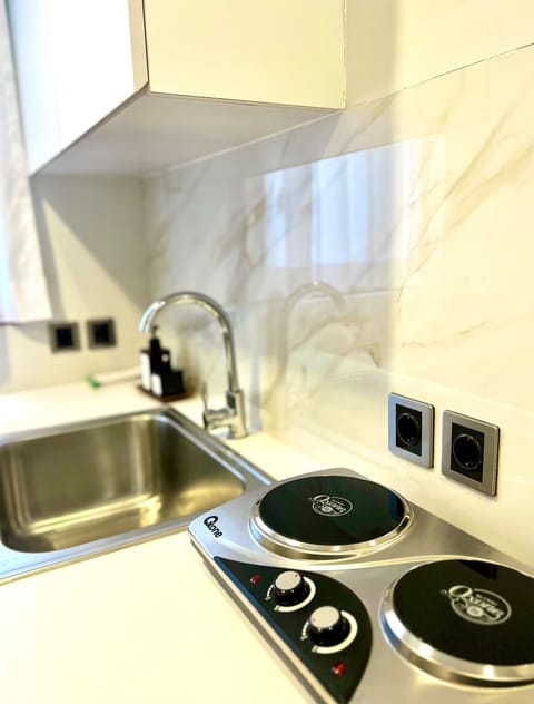 Deluxe Double Room, Kitchen | Private kitchen | Fridge, electric kettle, cookware/dishes/utensils