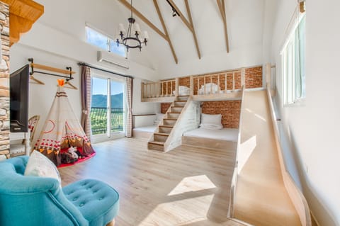 Family room for six with mountain view and balcony | Free WiFi, bed sheets