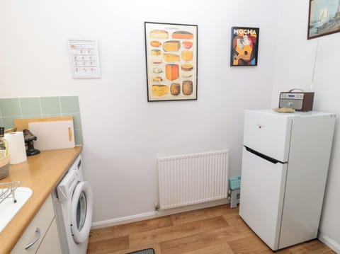 Cottage | Private kitchen | Fridge, dishwasher, electric kettle, toaster