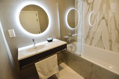 Luxury Room | Bathroom | Free toiletries, bathrobes, slippers, towels