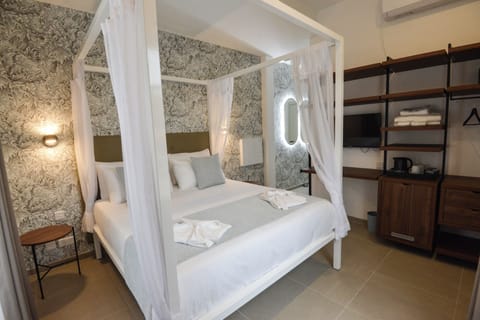 Luxury Room | In-room safe, desk, blackout drapes, free WiFi