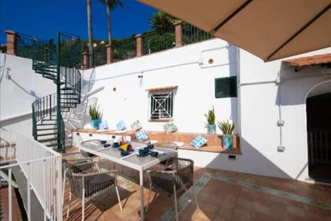 Patio with Dining table