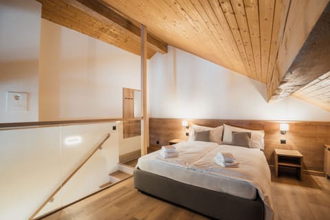 Suite Duplex | Desk, bed sheets