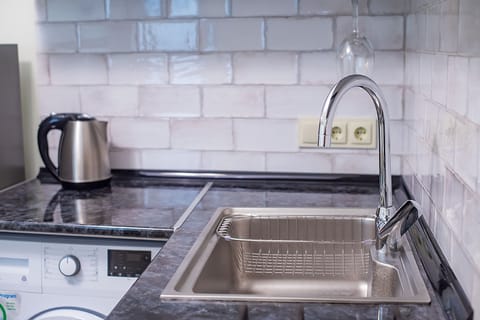 Apartment | Private kitchen | Cookware/dishes/utensils