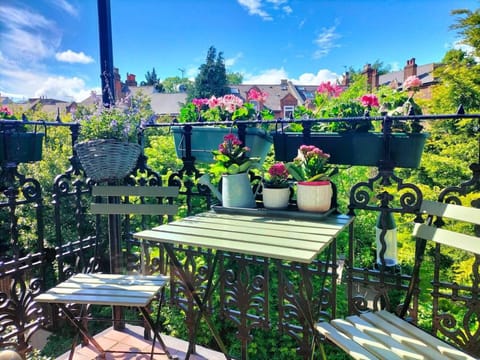 Apartment | Outdoor dining