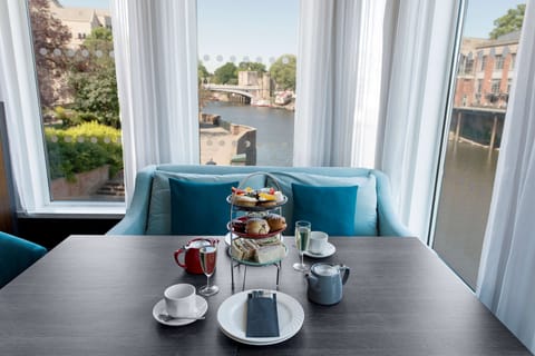 Lunch and dinner served, international cuisine