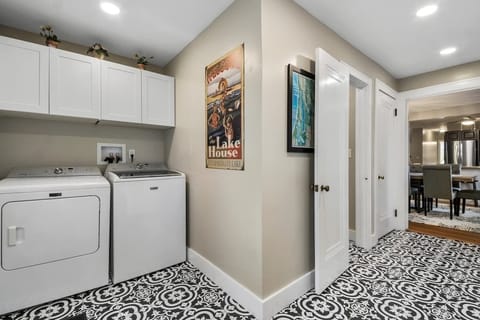 Entry way with washer and dryer, mud room