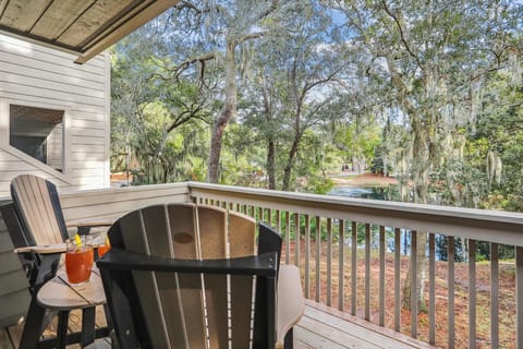 Guests are welcomed by natural light streaming in from the balcony doors and vaulted ceilings that illuminate the gathering area.
