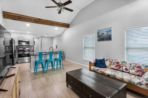 Spacious 4 bedroom unit close to river walk and Alamo Dome.