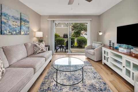 Ocean Walk Q7 - Livingroom with Balcony Access