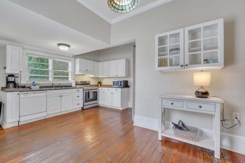 A view of the kitchen!