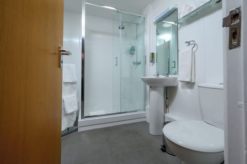 Standard Apartment | Bathroom | Shower, free toiletries, hair dryer, towels