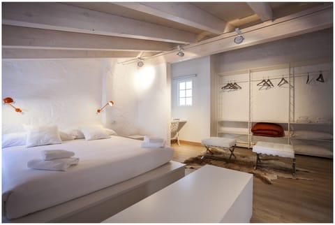 Suite | Premium bedding, minibar, desk, soundproofing
