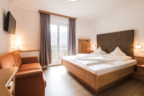 Classic Double Room, 1 Double Bed, Non Smoking, Balcony | Hypo-allergenic bedding, down comforters, in-room safe