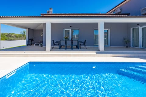 Property buidling of villa Tea with swimimg pool who is heated with pyroliysis