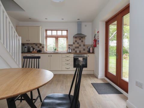 Cottage | Private kitchen | Fridge, dishwasher, electric kettle, toaster