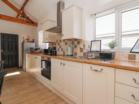 Cottage | Private kitchen | Fridge, dishwasher, electric kettle, toaster