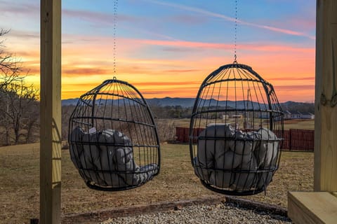 Relax in our egg swing chairs and enjoy the bonfire or turn the chairs around to take in the scenic views! These swing chairs make for a great photo op! 📸