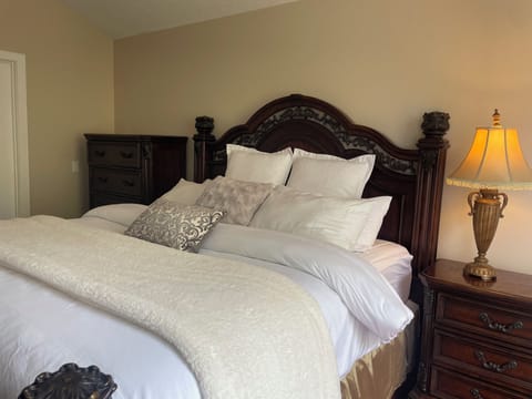 Comfortable master bedroom,a king-size bed, Smart TV,master bathroom, balcony