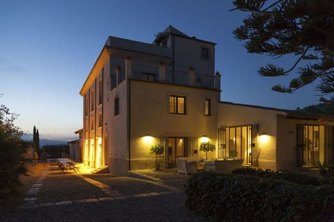 Activities, Amenities, Balcony / Terrace / Patio, Building Exterior, Living Room, Pool, Room Detail, Spring, Summer