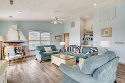 Upper/ Main Floor,Living Area,