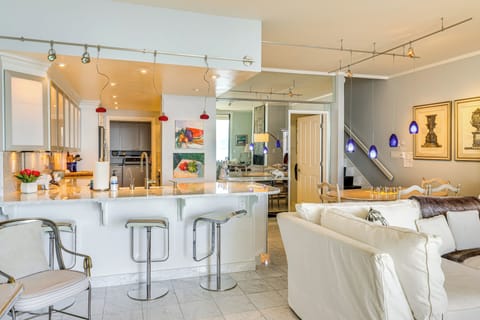 Breakfast Bar | Kitchen