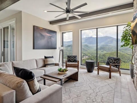 Gatlinburg Tennessee Highlands of the Smokies Penthouse 501 Sleeps 6 Mountain and Downtown Views