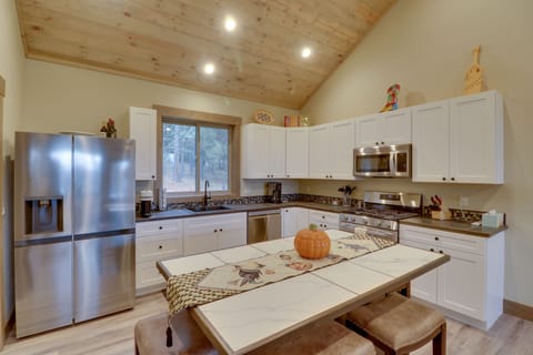 Bigfork Vacation Rental | 2BR | 2BA | 950 Sq Ft | 3 Steps to Enter