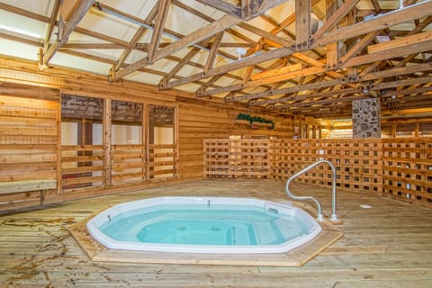 Communal hot tub of Snowcrest guest
