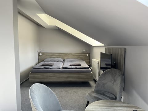 Basic Triple Room | Desk, laptop workspace, free WiFi, bed sheets