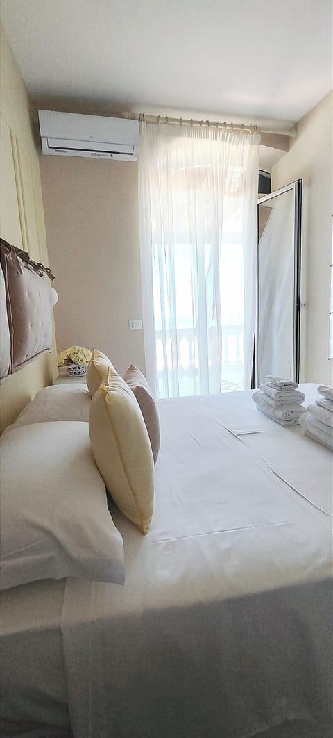 Hypo-allergenic bedding, minibar, individually furnished, free WiFi