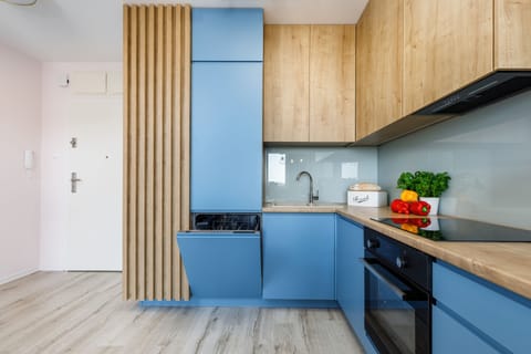 Royal Apartment | Bathroom | Shower, rainfall showerhead, free toiletries, hair dryer