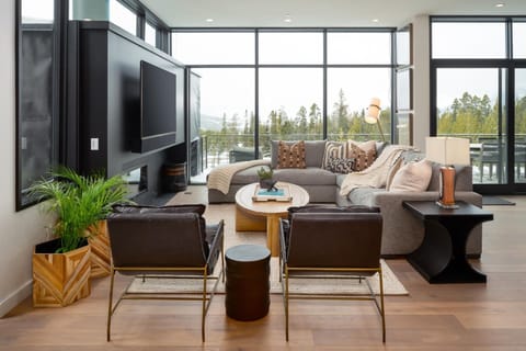 House, 5 Bedrooms | Living area