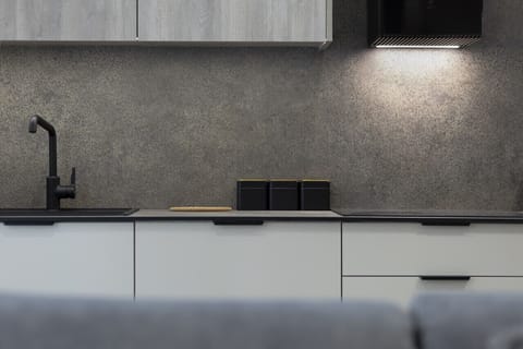 Full-size fridge, oven, stovetop, dishwasher