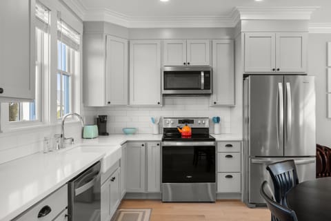 Modern, spacious and fully equipped kitchen