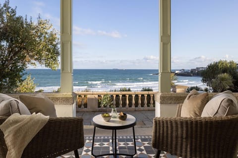 Outdoor seating at The Croft, Coverack, Cornwall, self catering with Beach Retreats.