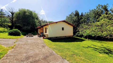 Property building,Facade/entrance,Garden,Garden view