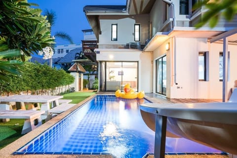 5 Beds 3 Bathrooms | Terrace/patio