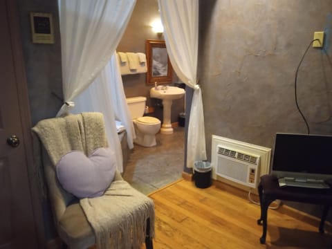 Deluxe Room, 1 Queen Bed, Jetted Tub, Ground Floor | 1 bedroom, soundproofing, iron/ironing board, free WiFi