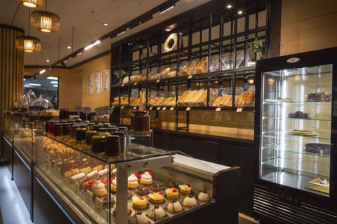 9 restaurants; breakfast, lunch, dinner, and brunch served