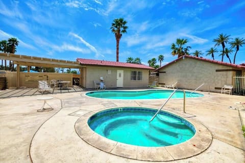 Within walking distance, there is a satellite pool apart from large pools in the Lifecenter