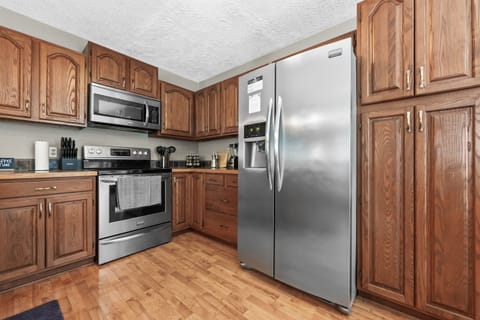 Gourmet Kitchen: Stainless steel appliances and ample counter space for culinary adventures await!