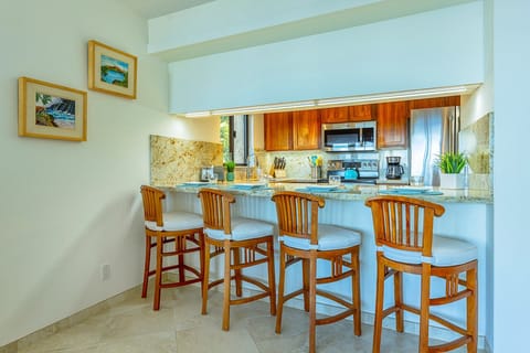 Seating for four to entertain the chef