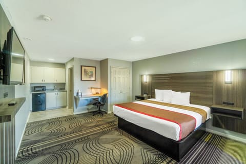 Standard Room, 1 King Bed, Smoking | Desk, iron/ironing board, WiFi (free), bed sheets
