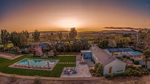 Outdoor Oasis: Relax by the pool and enjoy breathtaking vineyard views at sunset!