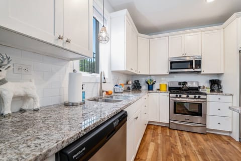 Your home-cooked meals and takeout nights are fully supported with a sleek and functional setup.