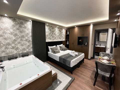 Luxury Room | Minibar, desk, laptop workspace, soundproofing