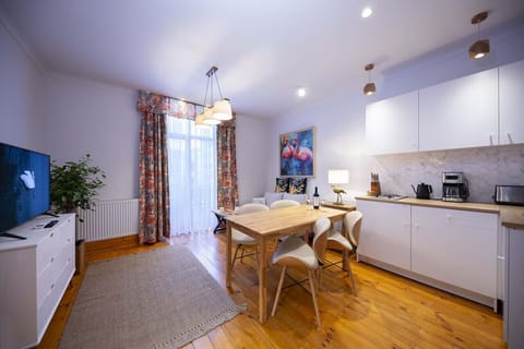 Spacious living / dining area with fully equipped kitchen