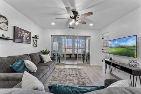 【Living Room】 4K Roku smart tv, ceiling fan, sofa bed